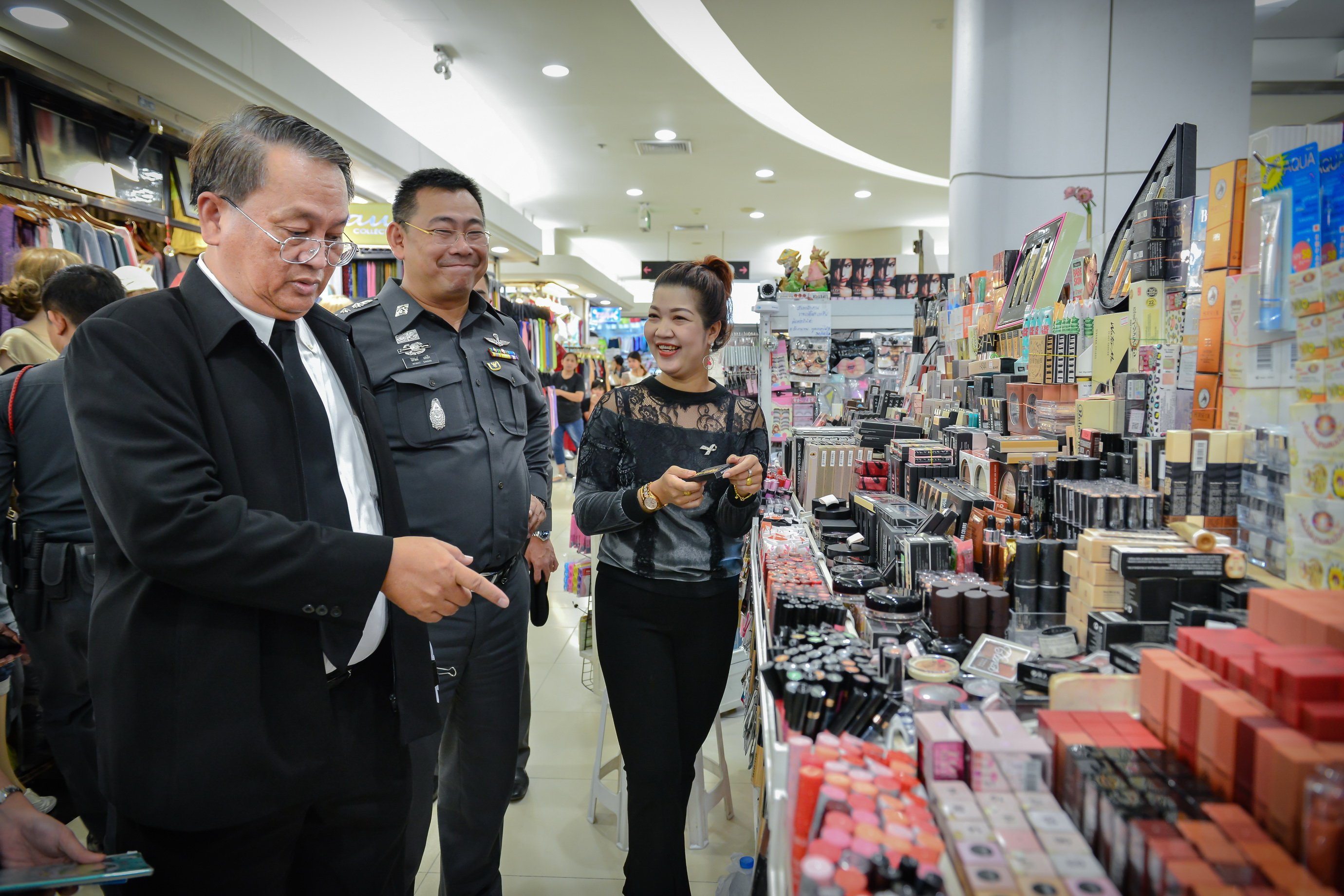 การลงพื้นที่ตรวจเยี่ยมการจำหน่ายสินค้าทรัพย์สินทางปัญญา