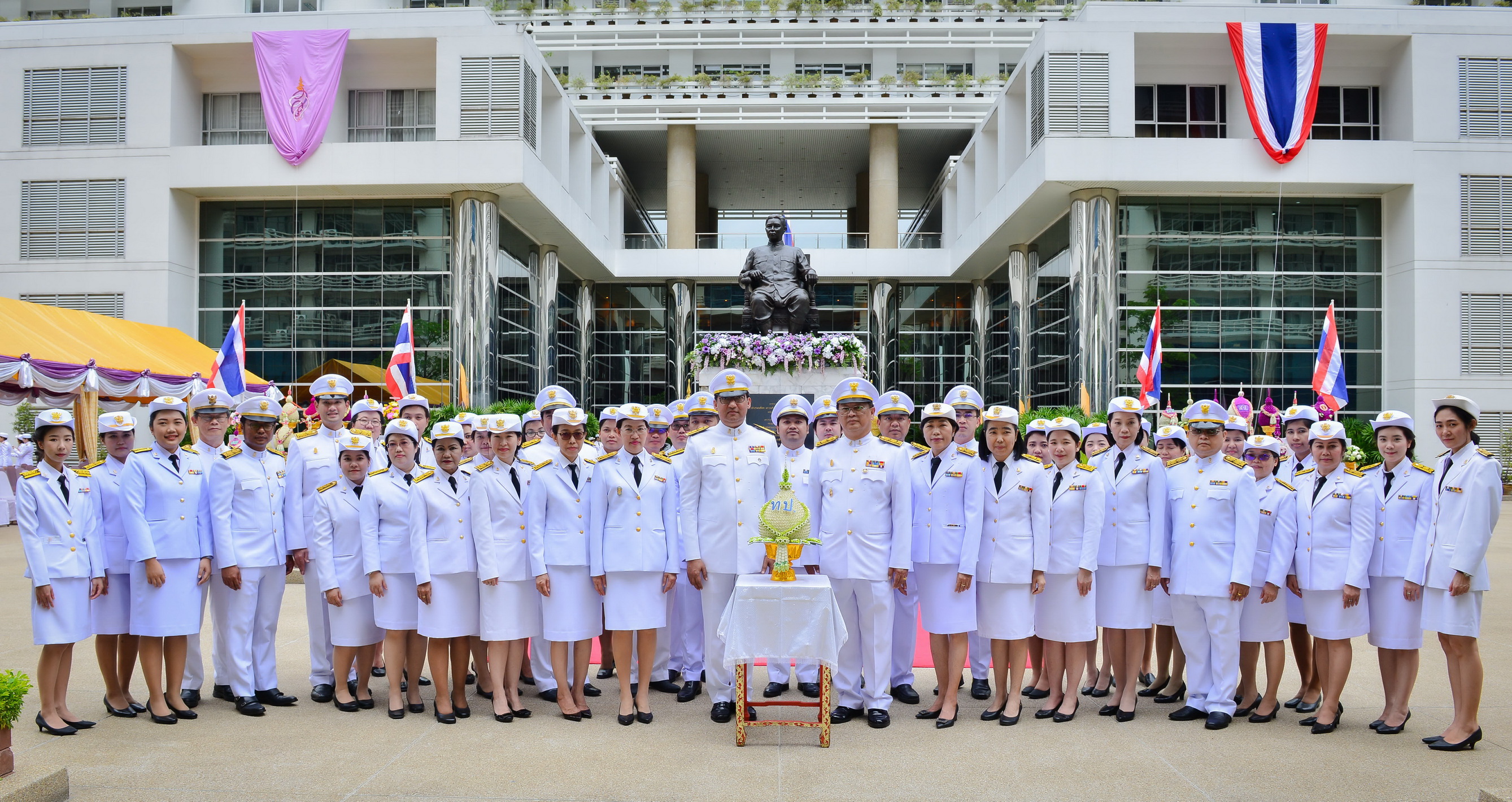 พิธีวางพานพุ่มดอกไม้ถวายสักการะพระอนุสาวรีย์