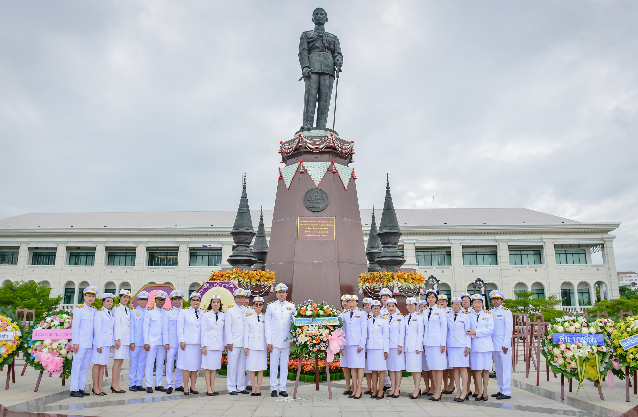 พิธีวางพวงมาลาถวายราชสักการะพระบรมราชานุสาวรีย์
