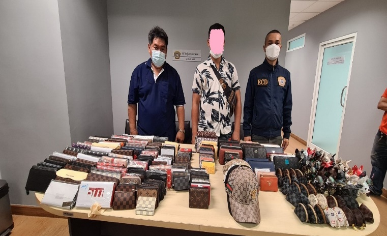 การจับกุมสินค้าละเมิดทรัพย์สินทางปัญญาย่านการค้าพัฒน์พงษ์