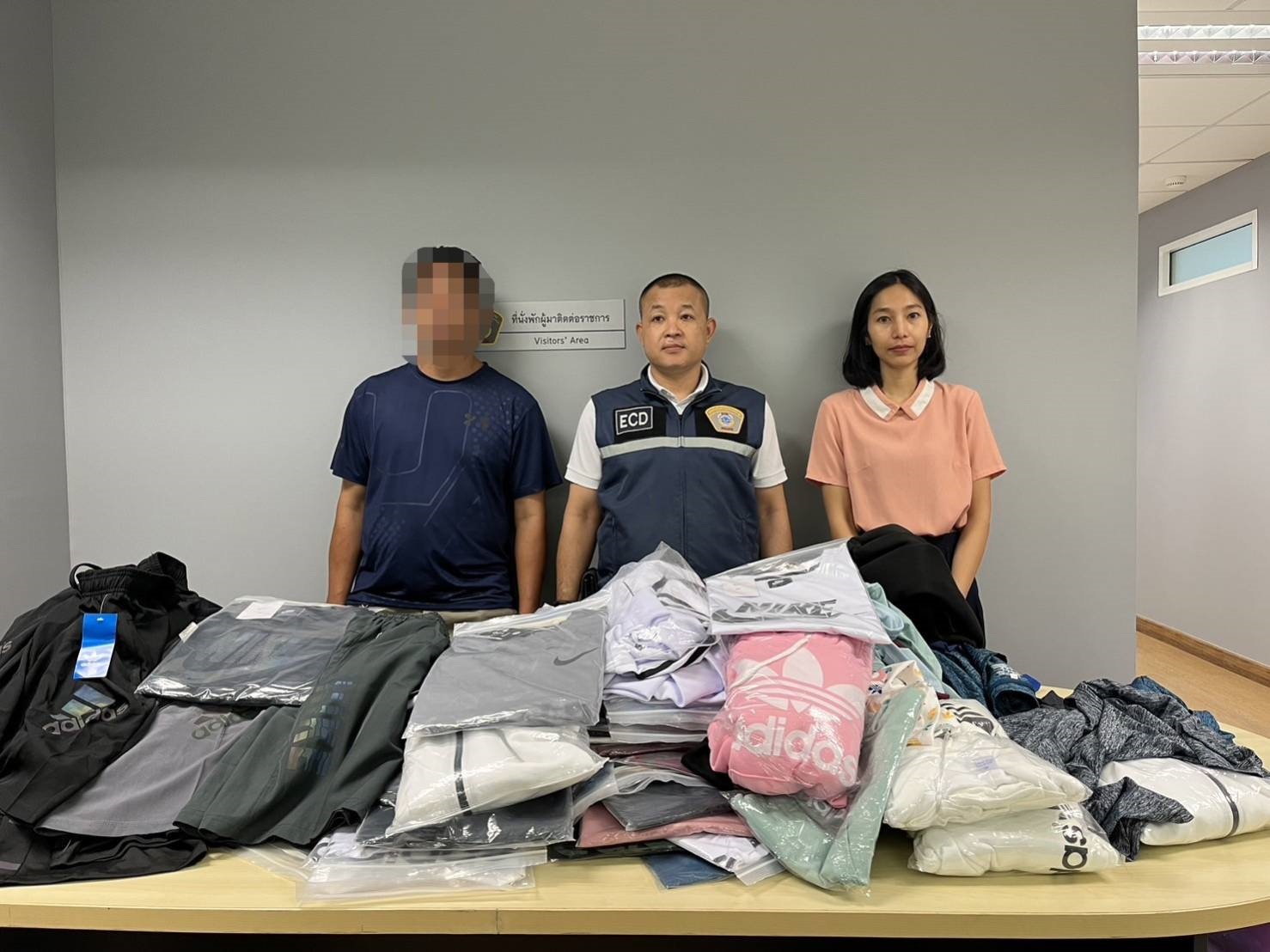 การจับกุมสินค้าละเมิดทรัพย์สินทางปัญญาศูนย์การค้าเอ็มบีเค