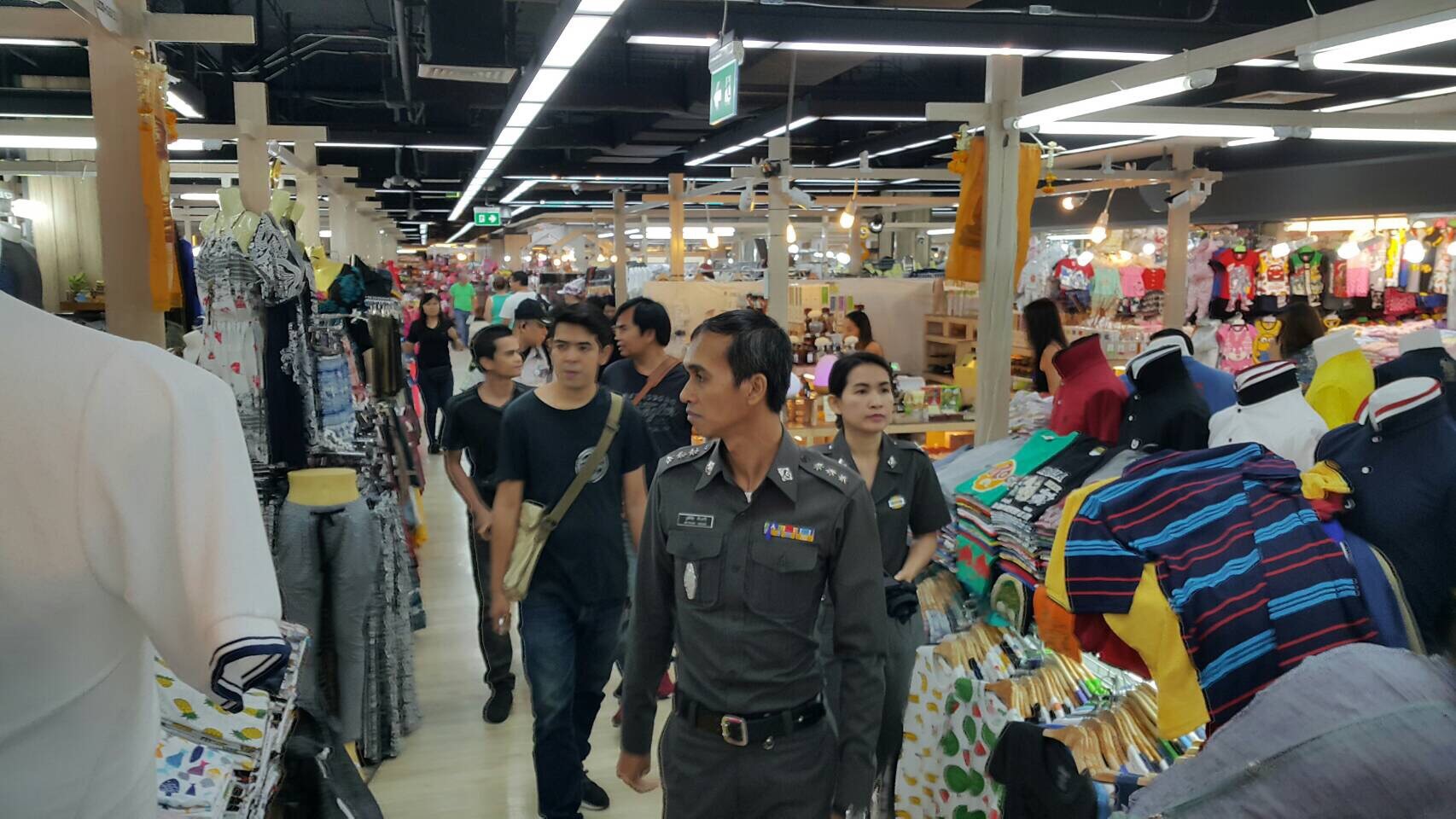 วันที่ 9 ตุลาคม 2560 ณ ศูนย์การค้าเอ็มบีเค กรมทรัพย์สินทางปัญญา ลงพื้นที่ตรวจสินค้าละเมิดห้าง MBK